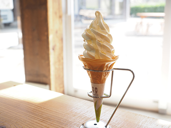 湯の花喫茶コーナー　はちみつソフトクリーム写真